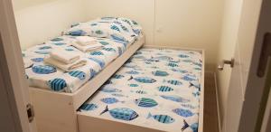 Łóżko lub łóżka w pokoju w obiekcie Apartamentos-Bermeo