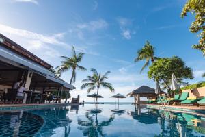 uma piscina com vista para o oceano e palmeiras em Samui Jasmine Resort - SHA Plus em Lamai