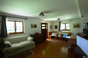 - un salon avec un canapé et un lit dans l'établissement Gaber B&B, à Gabrovizza San Primo