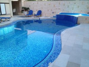 The swimming pool at or close to Angelica Studios and Apartments