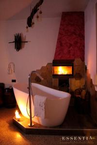 La salle de bains est pourvue d'une baignoire et d'une cheminée. dans l'établissement Agriturismo Essentia dimora rurale, à Larino