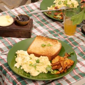 邦帝培的住宿－歐德賓館，一张桌子,上面放着两盘食物,包括鸡蛋和烤面包