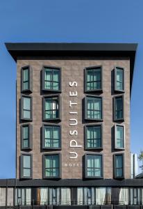 فندق ابسويتس في إسطنبول: مبنى عليه لافته الفندق