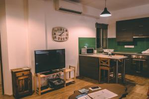 Cozy Flat City Center في نيقوسيا: غرفة معيشة مع تلفزيون ومطبخ