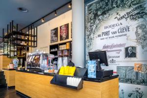 a coffee shop with a cash register in a store at Hotel Die Port van Cleve in Amsterdam