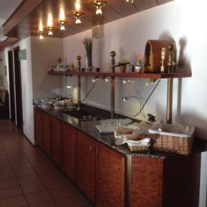 a kitchen with a counter top with a counter sidx sidx sidx at Hotel Post Viernheim UG in Viernheim