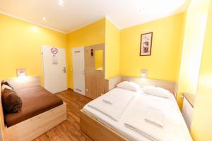 Rúm í herbergi á Do Step Inn Home - Hotel & Hostel