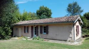 a small house in a field with a yard at 10 bis in Lagorce