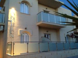 A balcony or terrace at Angelica Studios and Apartments
