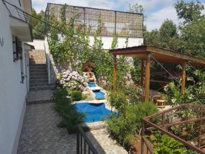 einen Garten mit Pool in einem Haus in der Unterkunft Apartments Mudrić in Herceg-Novi