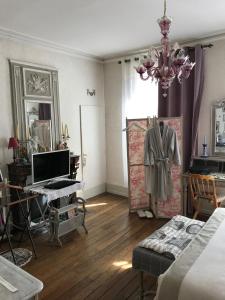 Zimmer mit einem Schreibtisch und einem Computer. in der Unterkunft Maison du Théâtre Saint Bonnet in Bourges