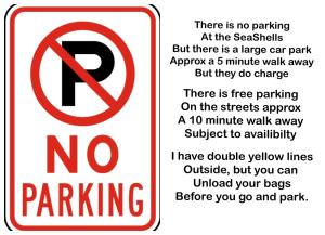 un cartel que dice que no hay estacionamiento en la acera pero hay un gran aparcamiento en Seashells Guest House, en Great Yarmouth
