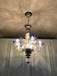 ein Kronleuchter hängt an der Decke in der Unterkunft Maison du Théâtre Saint Bonnet in Bourges