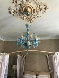 a chandelier hanging from a ceiling in a bedroom at Maison du Théâtre Saint Bonnet in Bourges