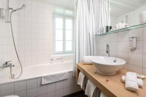 Koupelna v ubytování Hotel Donatz + 37 fotografií