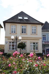 ein Haus mit Blumen davor in der Unterkunft Strandkorb in Kappeln