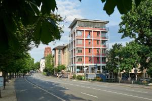 a tall building on the side of a street at Jugendherberge Frankfurt - Haus der Jugend in Frankfurt/Main