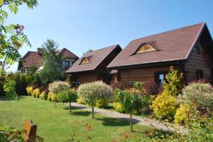 a house with a garden in front of it at Morskie Chaty Platanowa in Rowy