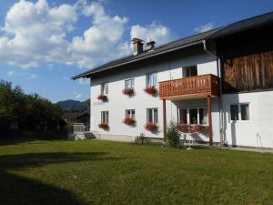 un edificio bianco con fioriere alle finestre di Haus Amalia a Strobl