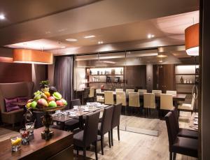 - une salle à manger avec une table et un bol de fruits dans l'établissement Hotel Armoni Paris, à Paris