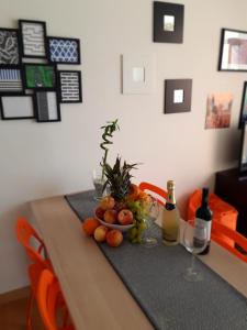 einen Tisch mit einer Schale Obst und Weinflaschen in der Unterkunft La Brisa Malagueta in Málaga