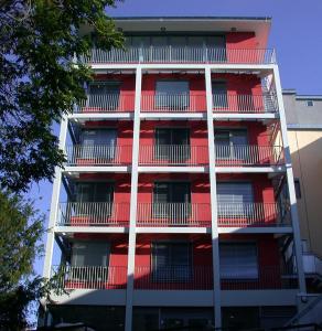- un bâtiment rouge avec des balcons sur le côté dans l'établissement Jugendherberge Frankfurt - Haus der Jugend, à Francfort-sur-le-Main