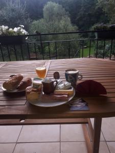 - une table avec une assiette de petit-déjeuner dans l'établissement Serendipity Bed&Breakfast, à Saint-Dié-des-Vosges