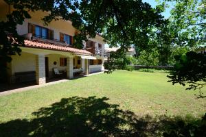 a large yard in front of a house at Gaber B&B in Gabrovizza San Primo