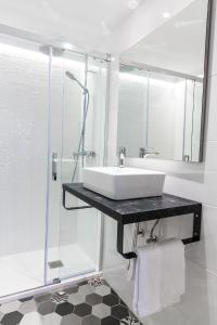 Koupelna v ubytování Amazing Sea Views with AC two min beach