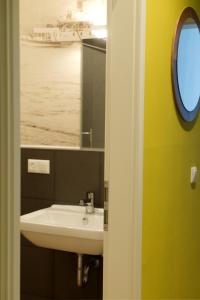 baño con lavabo y ventana con barco en Momerooms – Appartement am Momering, en Oberwesel