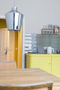 cocina con mesa y cocina amarilla en Momerooms – Appartement am Momering, en Oberwesel