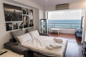 Posezení v ubytování Amazing Sea Views with AC two min beach