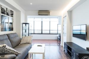 TV a/nebo společenská místnost v ubytování Amazing Sea Views with AC two min beach