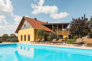 una piscina di fronte a una casa di Vila Izabela a Križevci pri Ljutomeru