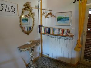 コーリコにあるCasa Letiziaの本棚と鏡付きの部屋