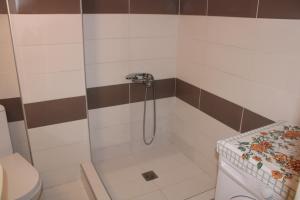テッサロニキにあるMesochoriou Apartmentのバスルーム(シャワー、トイレ付) +33枚の写真