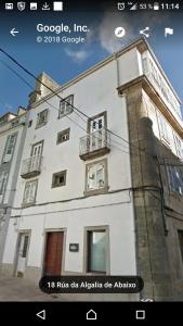 サンティアゴ・デ・コンポステーラにあるApartamento Algalia Catedralの白い建物の横にバルコニーがあります。