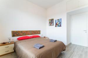 um quarto com uma cama grande e almofadas vermelhas em Visarno Arena Apartment em Florença