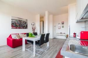 uma sala de estar com um sofá vermelho e uma mesa em Visarno Arena Apartment em Florença