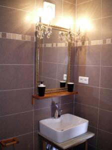 a bathroom with a sink and a mirror at Aldea del Trasgu in Cuerres