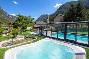 una imagen de una piscina en una casa en Zur Brücke in Mittewald - Your home in heart of South Tyrol, with Brixencard and free parking, ideal starting point for unforgettable excursions and outdoor adventures, en Fortezza