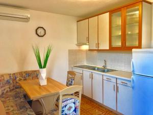 Kuchyň nebo kuchyňský kout v ubytování Apartmani Lisac