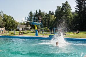 een jongen is in het water in een waterpark bij Ferienhaus Lichtung in Ruhla