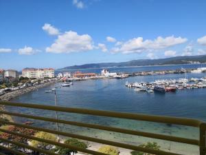 vistas a un puerto con barcos en el agua en Hostal Portofino, en Portosín