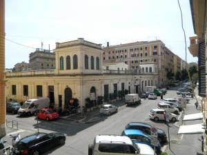 une rue de la ville avec des voitures garées devant un bâtiment dans l'établissement Eighty Four Rooms, à Rome