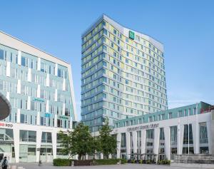 dos edificios altos uno al lado del otro en Quality Hotel View, en Malmö