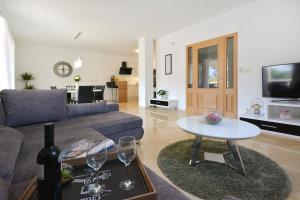 TV a/nebo společenská místnost v ubytování Villa Kami - 4 stars villa, Heated pool
