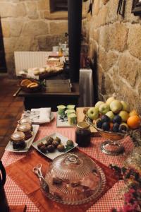 una mesa con frutas y un plato de comida en Quinta da Mata - Turismo de Habitação, en Chaves