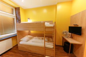 Rúm í herbergi á Do Step Inn Home - Hotel & Hostel
