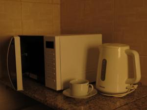 Set per la preparazione di tè e caffè presso Al Ferdous Hotel Apartments